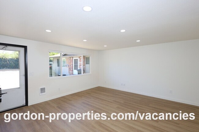 8960 SE Tolbert St Unit 2