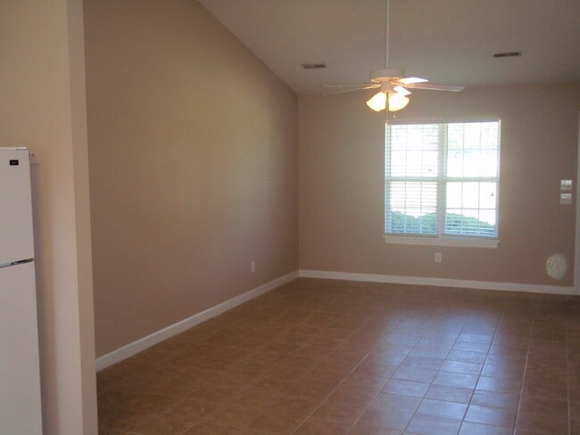 Sala de estar - 560 Snow Hill St Unidad A