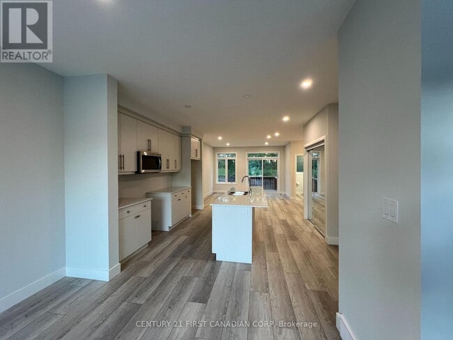 Photo - 990 Deveron Crescent