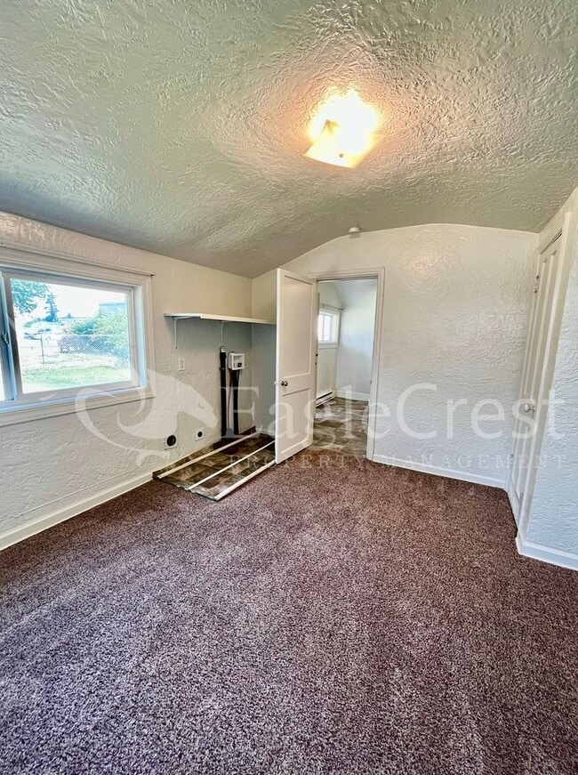 Photo - Comfortable 2-Bedroom Home with Fenced Yard & Washer/Dryer Hookups