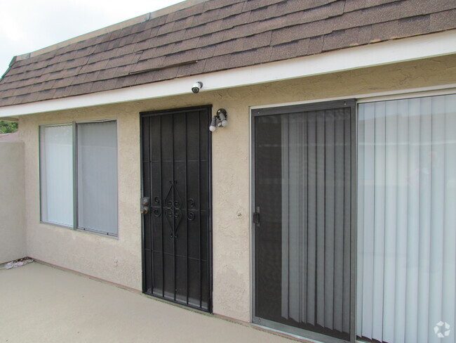 Building Photo - 16720 Cedarwood Cir Rental