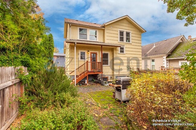Building Photo - Unit A