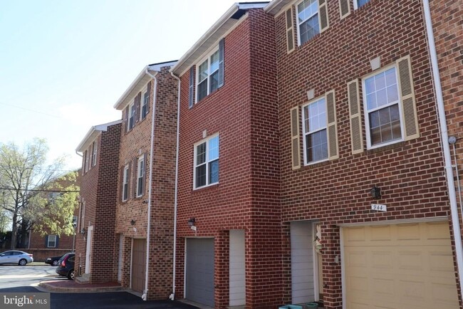 Building Photo - 942 S Rolfe St