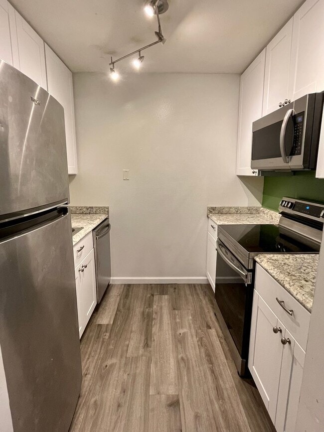 Building Photo - 1 bed//1bath Secluded Corner-Unit Condo with Private Deck in Lynnwood Unit L203