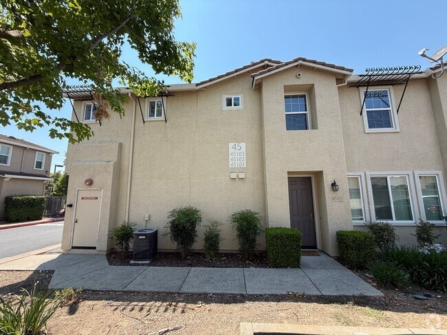 Building Photo - Lovely Laguna Pointe Condo!