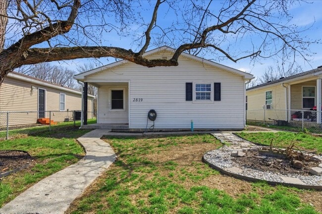 Building Photo - 2819 N Gladstone Ave