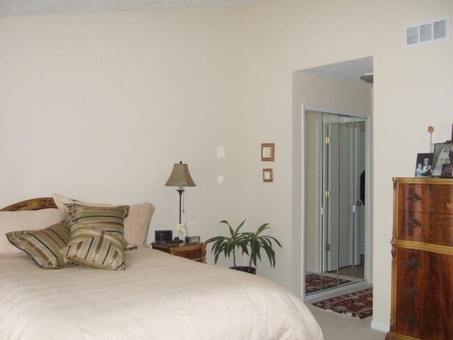 Photo - Modern Townhouse for rent (2bdrm; garage; yard)