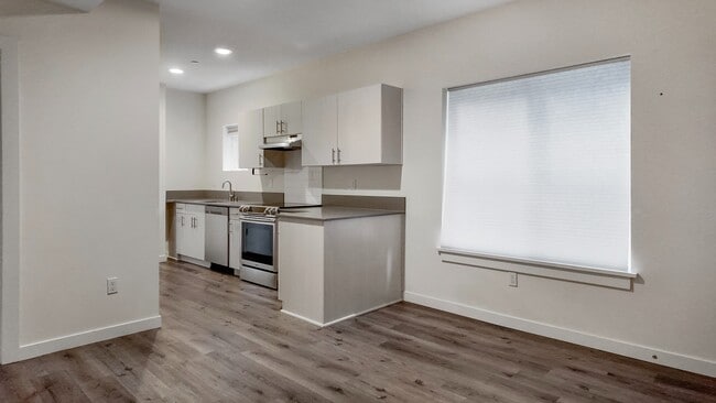 Building Photo - Modern 2BR Apartment in Prime Queen Anne Location Unit 101