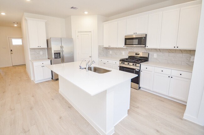 Building Photo - 31134 Royal Acrs Ct