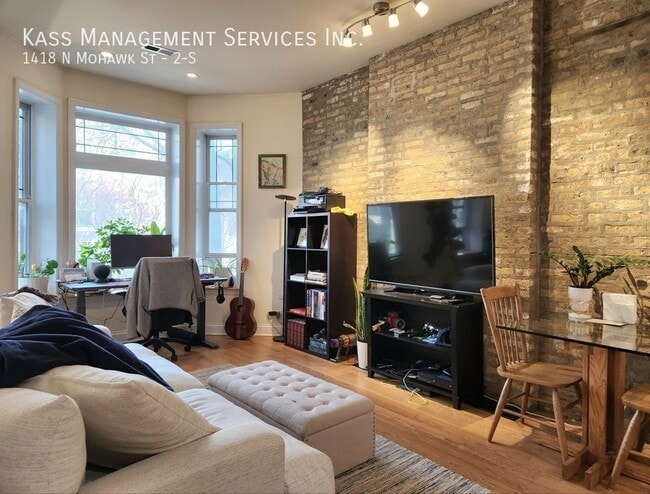 Building Photo - 1418 N Mohawk St Unit 2-S