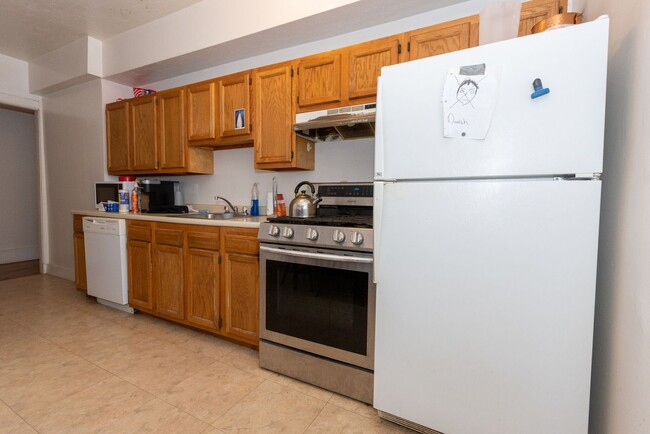 Huge, sunny 3 bed near BU and the Green Line! - Huge, sunny 3 bed near BU and the Green Line! Rental