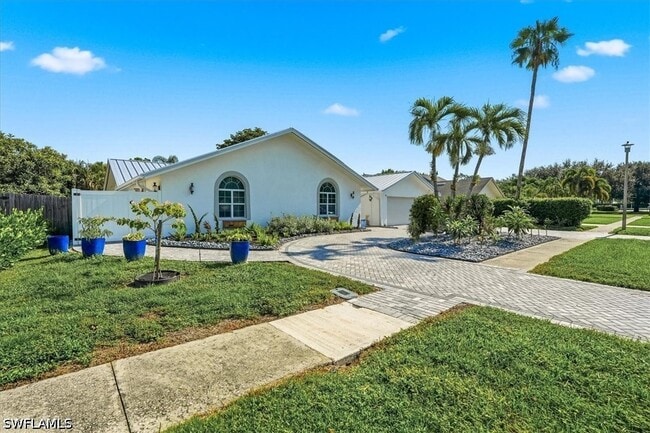 2467 Pinewoods Cir