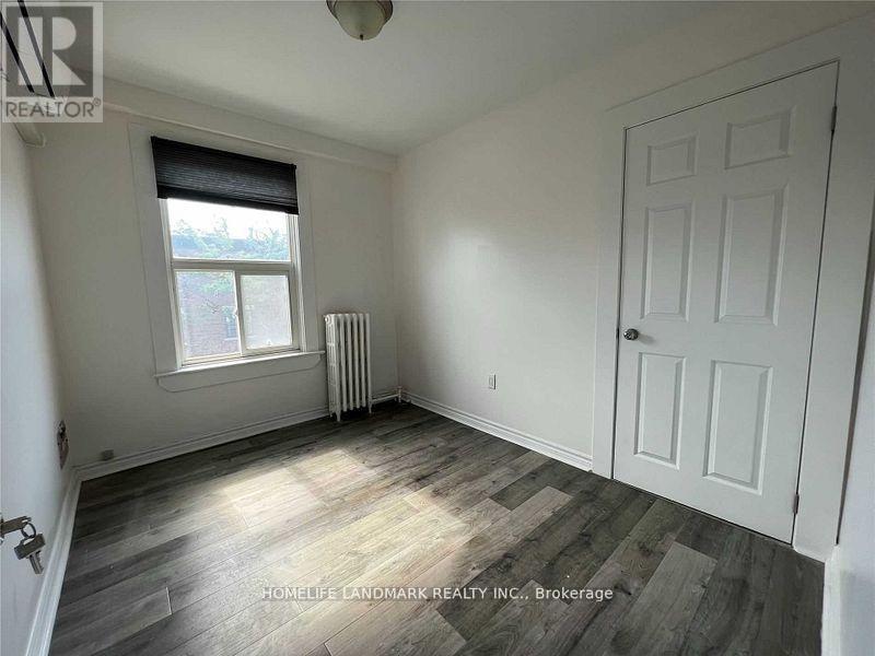 Photo - 2398 Bloor St W