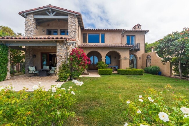 Gorgeous 5 Bedroom Home with sweeping view... - Gorgeous 5 Bedroom Home with sweeping view...