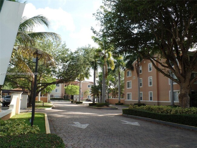 6801 SW 44th St Unit 203