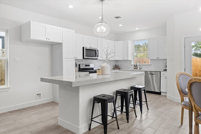 Photo - 7904 Sealey St