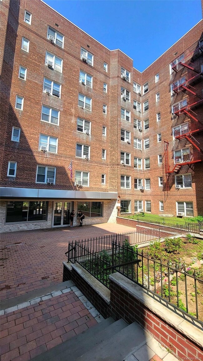 Building Photo - 63-60 102nd St Unit C14