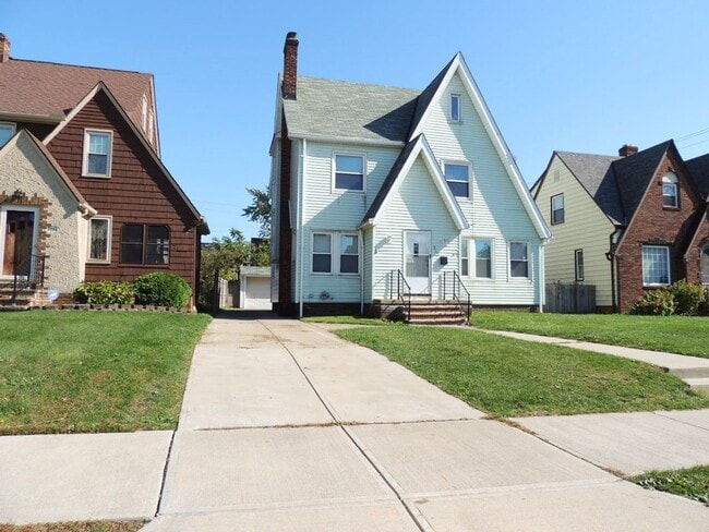 Building Photo - 4 Bed - 1.5 Bath Colonial for Rent in Euclid!