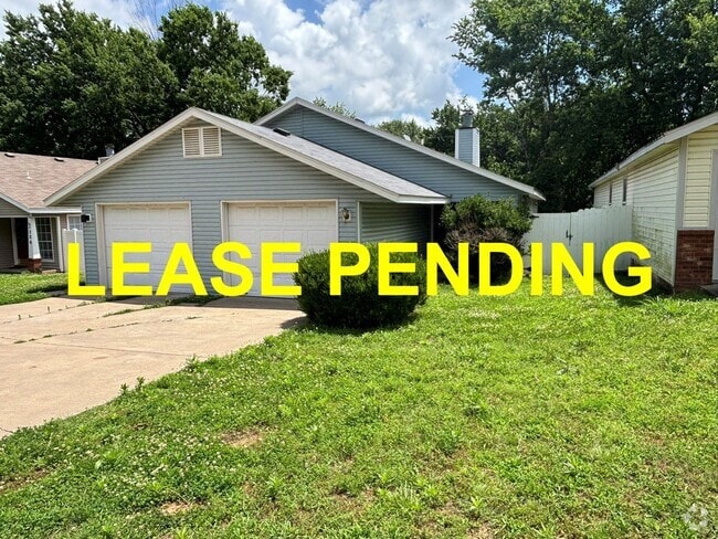 Building Photo - 2 Bedroom Duplex With NEW LVP Flooring In ... Rental