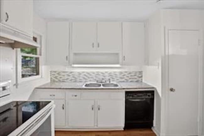 Building Photo - MOVE IN READY 4-BED 2-BATH