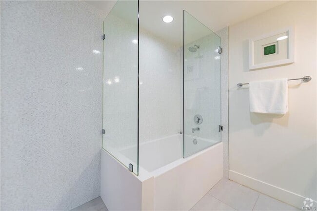 Building Photo - 482 S Arroyo Pkwy Unit 502 Rental