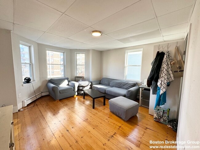 Photo - 1572 Tremont St