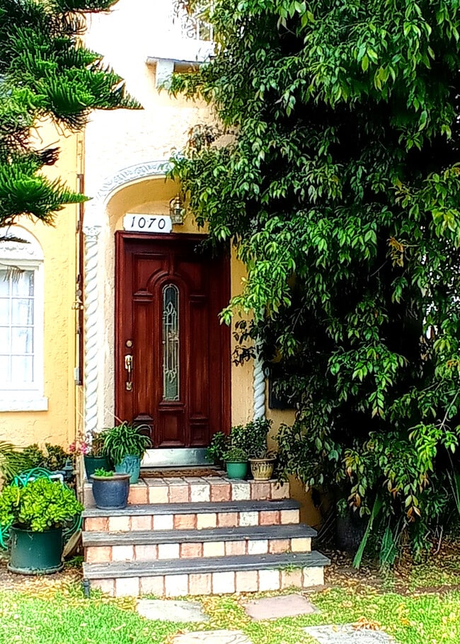Photo - 1070 S Cloverdale Ave Apartamentos Unidad B