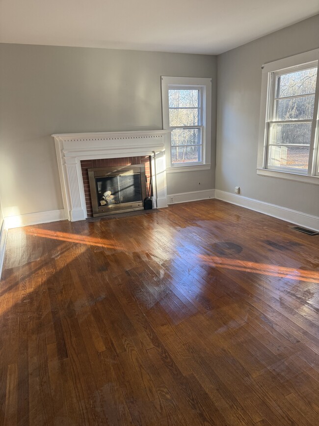 Photo - 435 E Meadow Rd