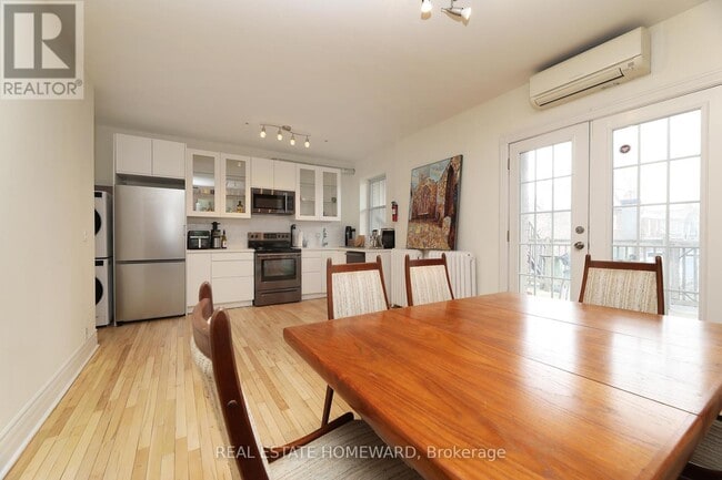 Photo - 1378 Queen St E