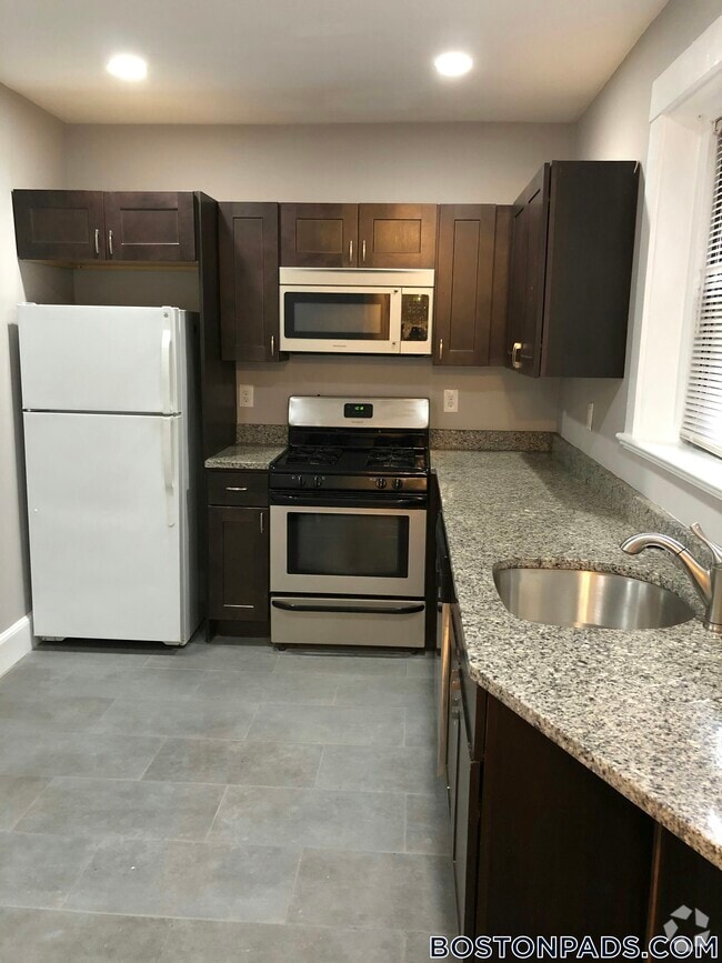 Building Photo - 9 Upland Rd Rental
