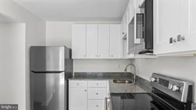 Photo - RENOVATED TOWNHOUSE WITH 3 BEDROOMS AND 1.5 BATHS, FENCED BACKYARD