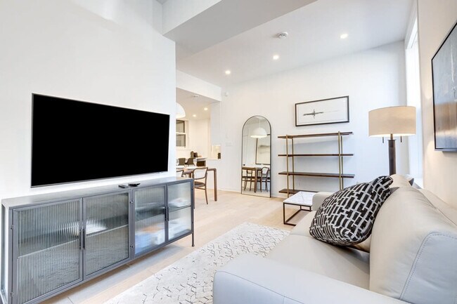 Photo - 4500 Rue Hutchison Unit FL1-ID1254776P