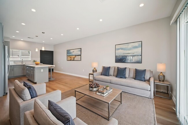 Building Photo - 8436 Oakdale Ave