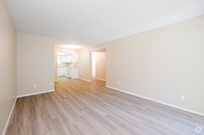 2HAB, 2BA - 900 pies cuadrados - Sala de estar y comedor
