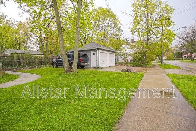 Photo - 3065 E Derbyshire Rd