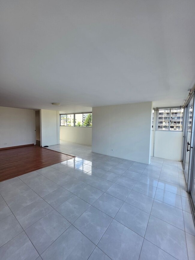 Photo - AVAILABLE NOW! Spacious and bright 2 bed, 2 bath, 1 parking unit on Ward Ave Unit 6E