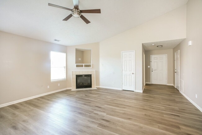 Photo - 823 Pine Lake Dr