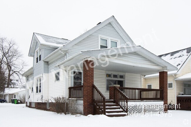 Building Photo - Charming Down Unit Down Rental