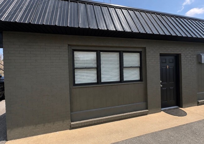 Building Photo - 904 Coldwater Rd Unit 904 Coldwater Road #11