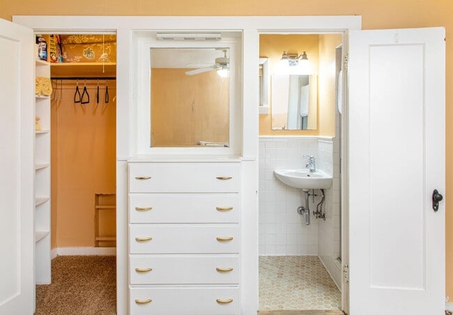 Photo - 1429-1431 Gold St Unidad 1431