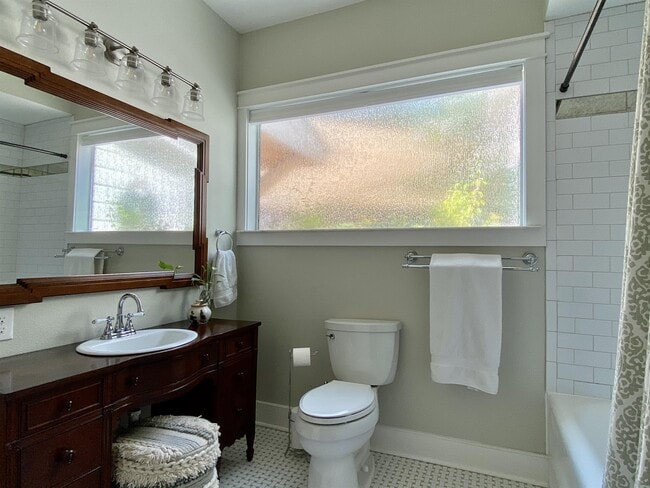 Photo - 107 W Ridgewood Ct