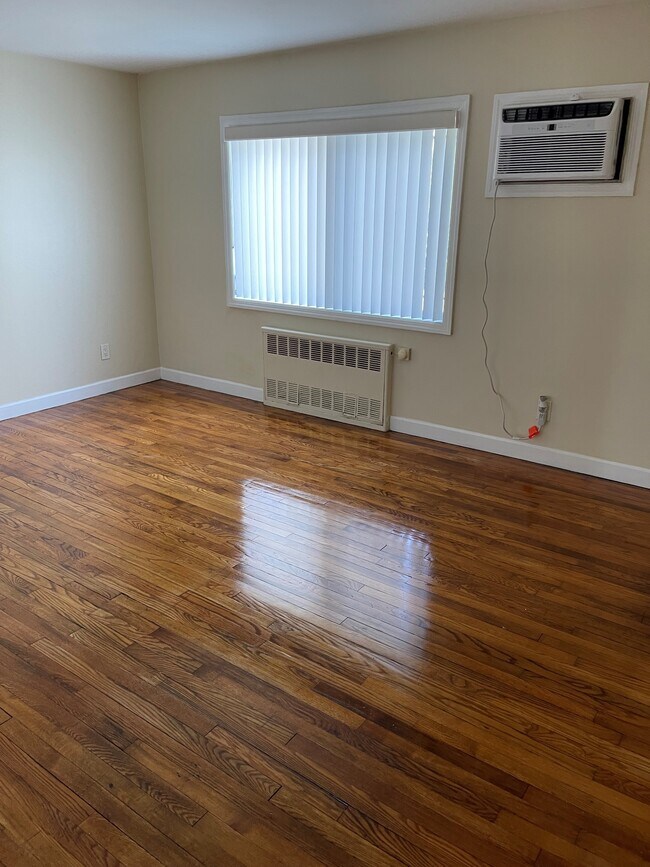 Spacious living room - The Niche at Calvert Gardens
