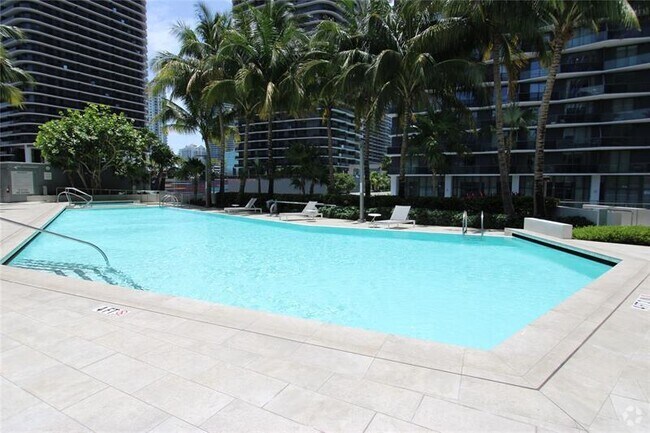 Building Photo - 88 SW 7th St Unit 4008 Rental