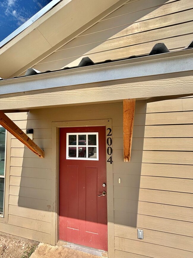 Building Photo - COMING SOON - 2 Bedroom Duplex w/ Modern F...