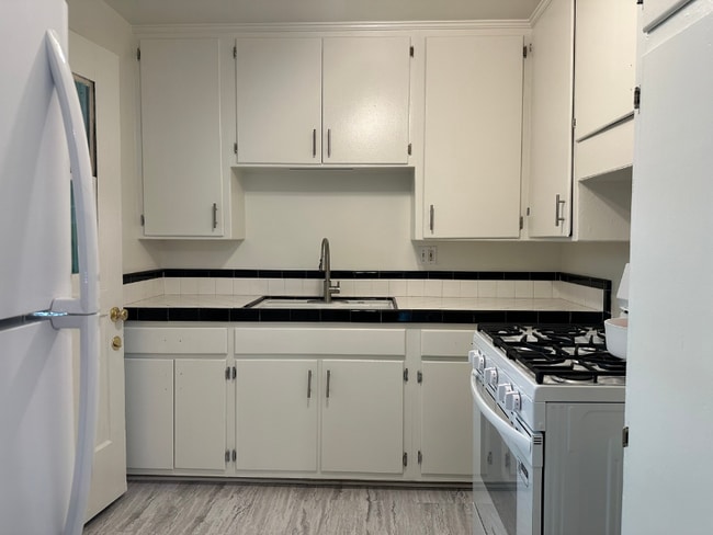 Photo - 1858 N Kingsley Dr Unit 1858