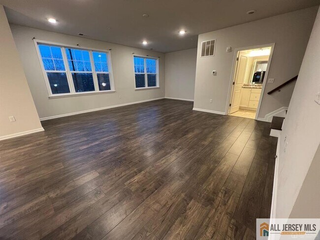 Photo - 706 Greenland Square