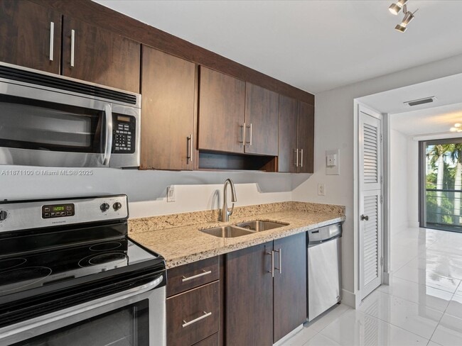 Photo - 9800 W Bay Harbor Dr Unidad 308