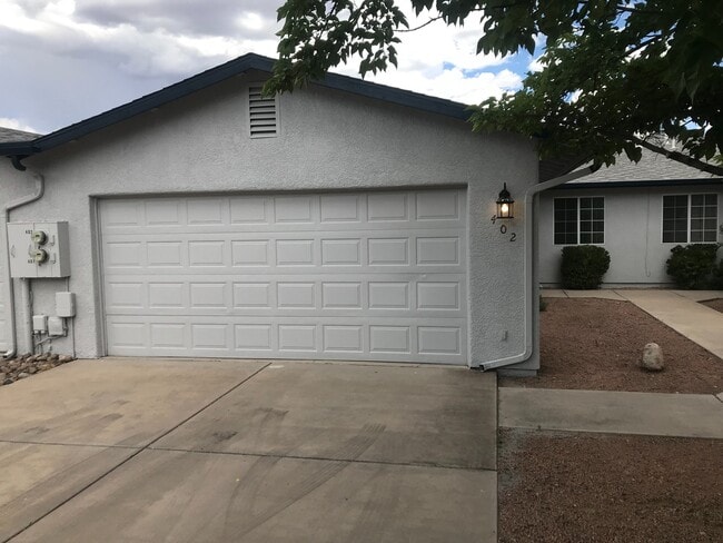 Building Photo - Occupied - 2 Bedroom 1 Bath - Contact Property Pros Property Management