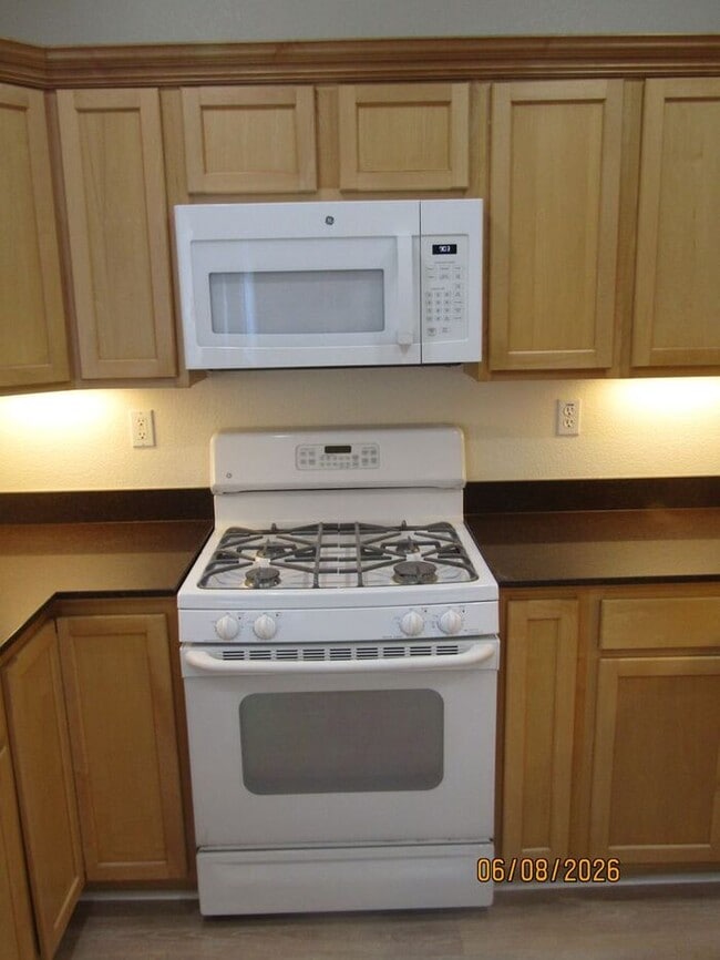Photo - Great 3 bed 2.5 bath single family home in Windsor! Brand New Flooring and Paint!