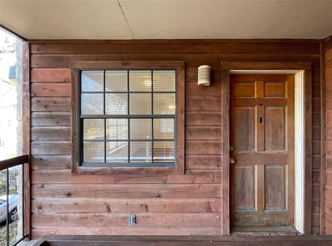 Building Photo - 1903 E 20th St Unit 201 Rental